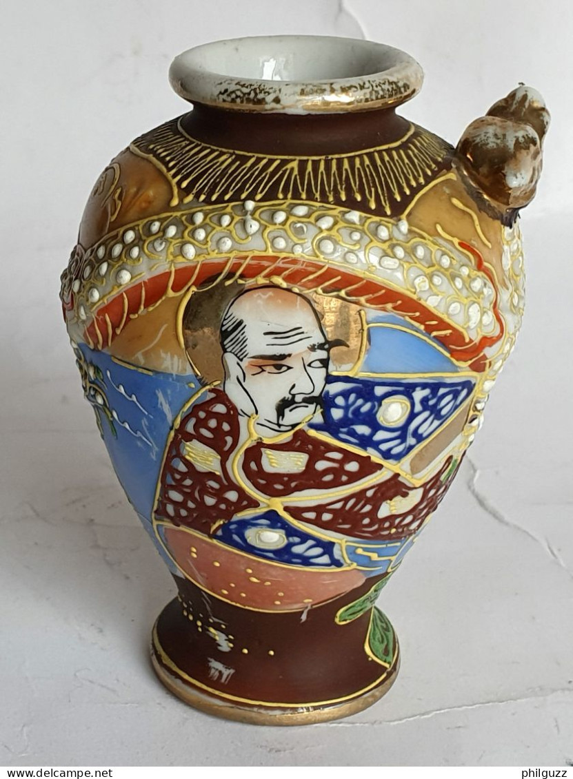 PETIT VASE CHINOIS EN PORCELAINE 1950 GEISCHA ET GUERRIER - Vasen