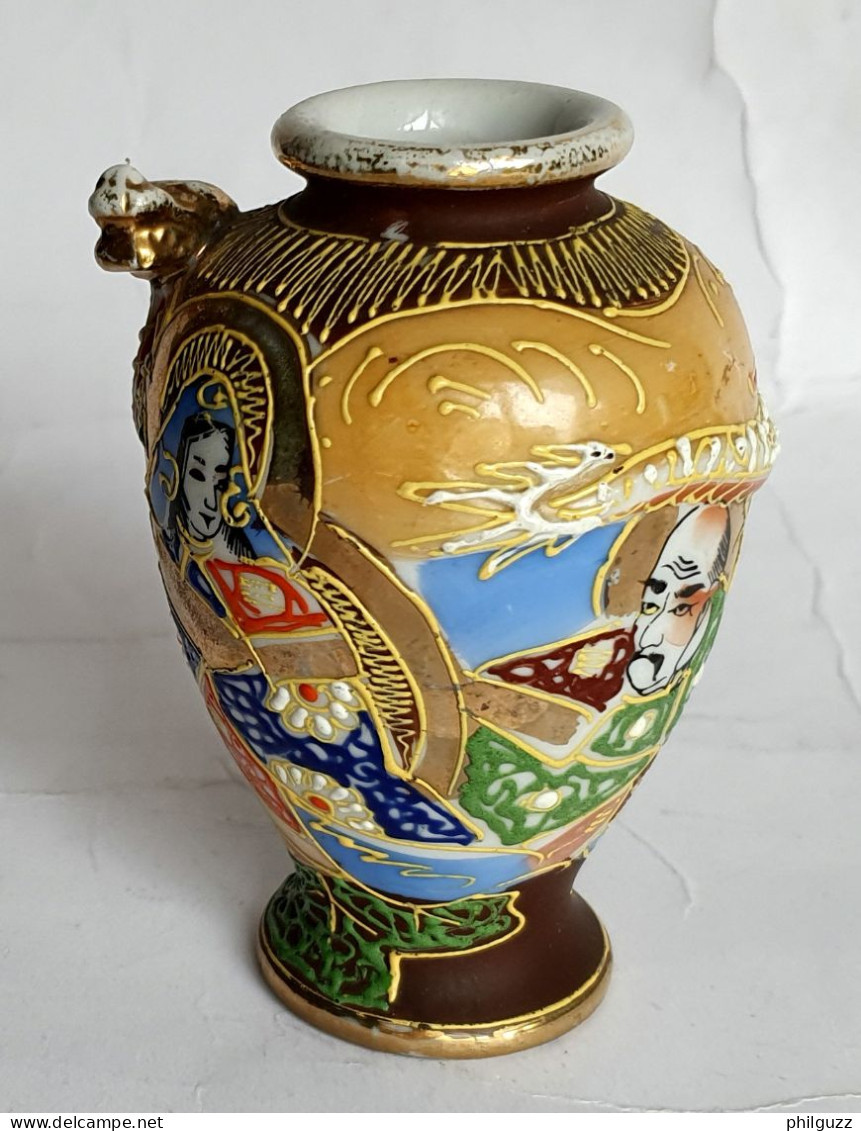 PETIT VASE CHINOIS EN PORCELAINE 1950 GEISCHA ET GUERRIER - Vases