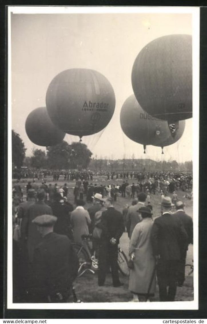 Foto-AK Steigende Fesselballons Auf Grossem Platz Mit Zuschauern  - Balloons