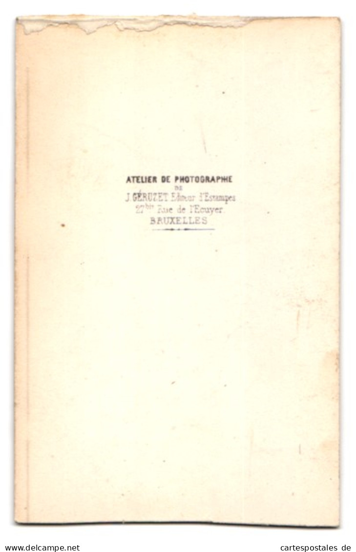 Fotografie J. Geruzet, Bruxelles, Rue De L`Ecuyer 27, Portrait Mann Im Dunklen Anzug Mit Fliege Und Vollbart  - Personnes Anonymes