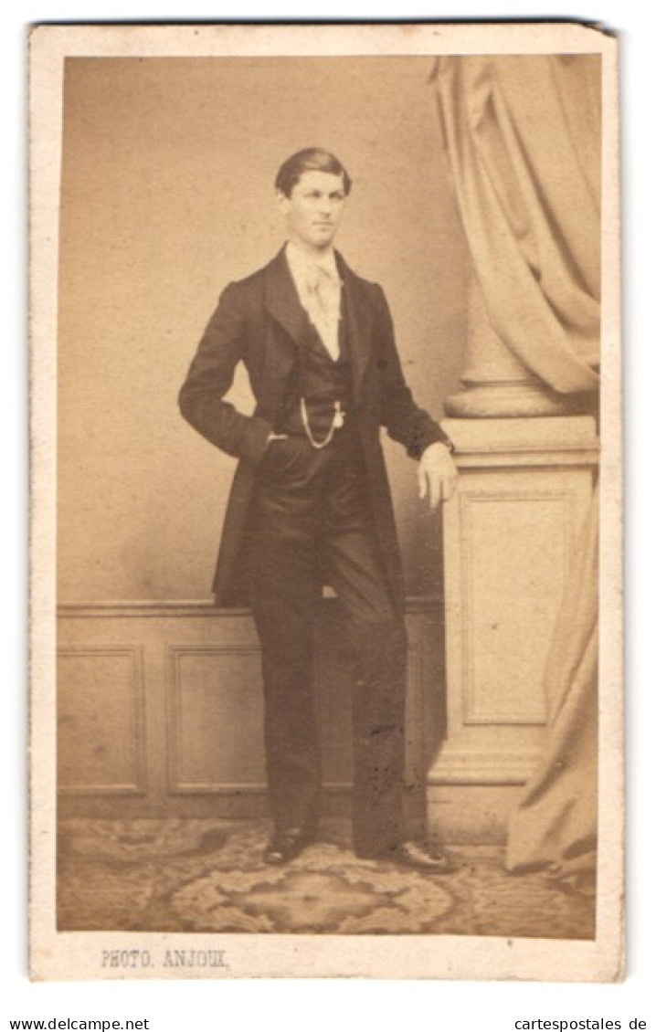 Photo Anjoux, Paris, Rue St. Honore 270, Portrait De Junger Schlanker Mann Im Anzug Avec Uhrenkette  - Personnes Anonymes