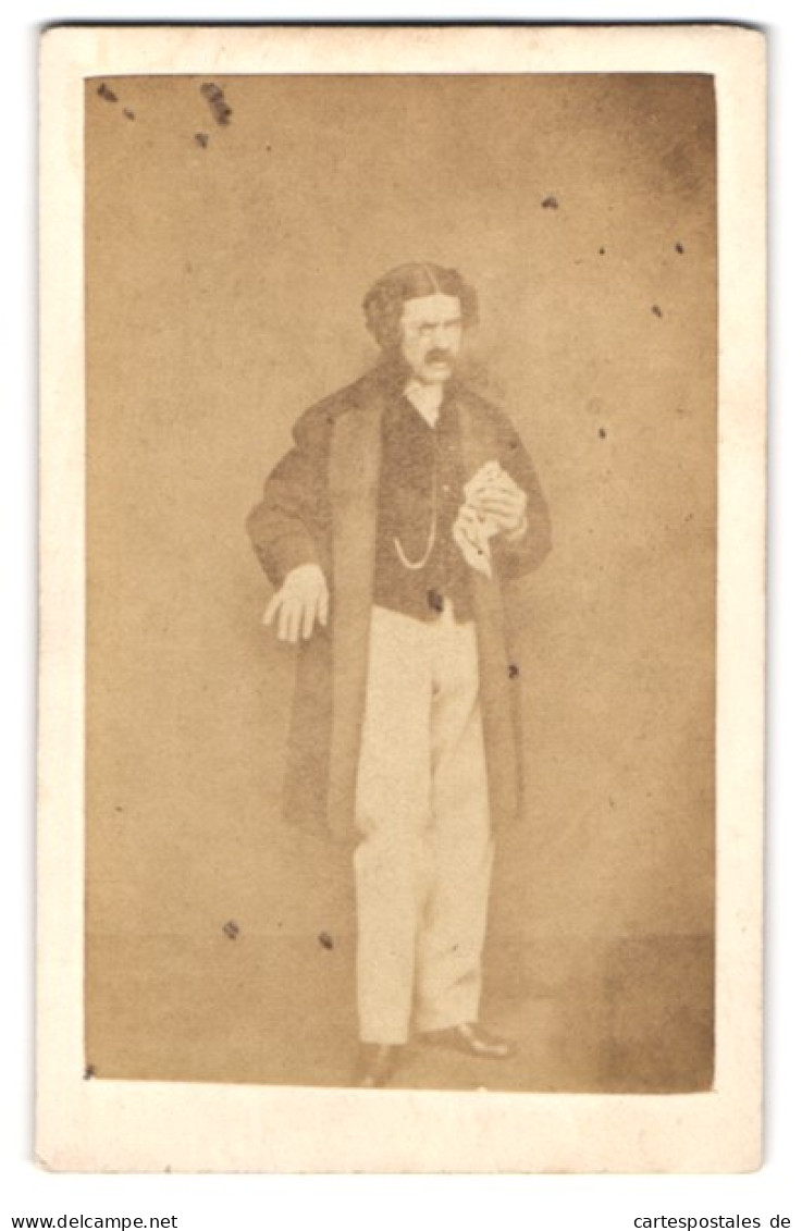Fotografie Unbekannter Fotograf Und Ort, Portrait Herr Im Anzug Mit Monokel Und Taschentuch, 1863  - Personnes Anonymes