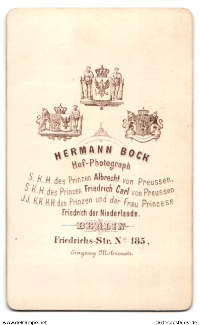 Fotografie Hermann Bock, Berlin, Friedrichstr. 185, Portrait Vater Mit Drei Söhnen In Samtanzügen Im Atelier  - Personnes Anonymes