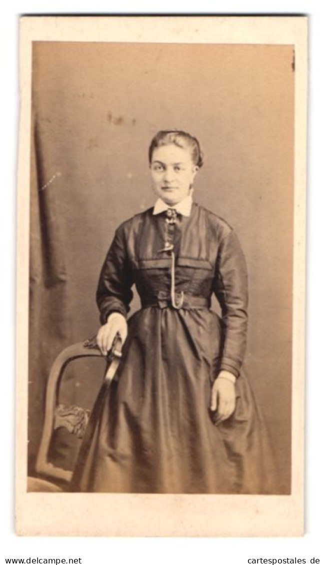 Fotografie A. Scheffermeyer, Malines, Rue Du Bruel 82, Portrait Junge Frau Im Seidenen Kleid Lehnt An Einem Stuhl  - Personnes Anonymes