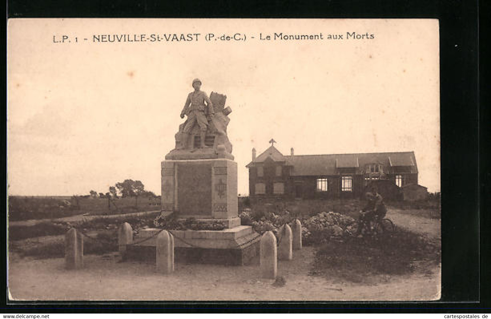 CPA Neuville-St-Vaast, Le Monument Aux Morts  - Autres & Non Classés