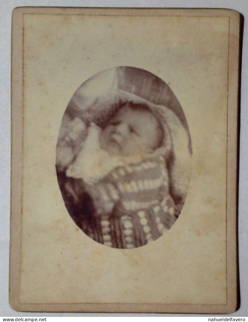 Photographie - Portrait D'un Bébé. - Personnes Anonymes