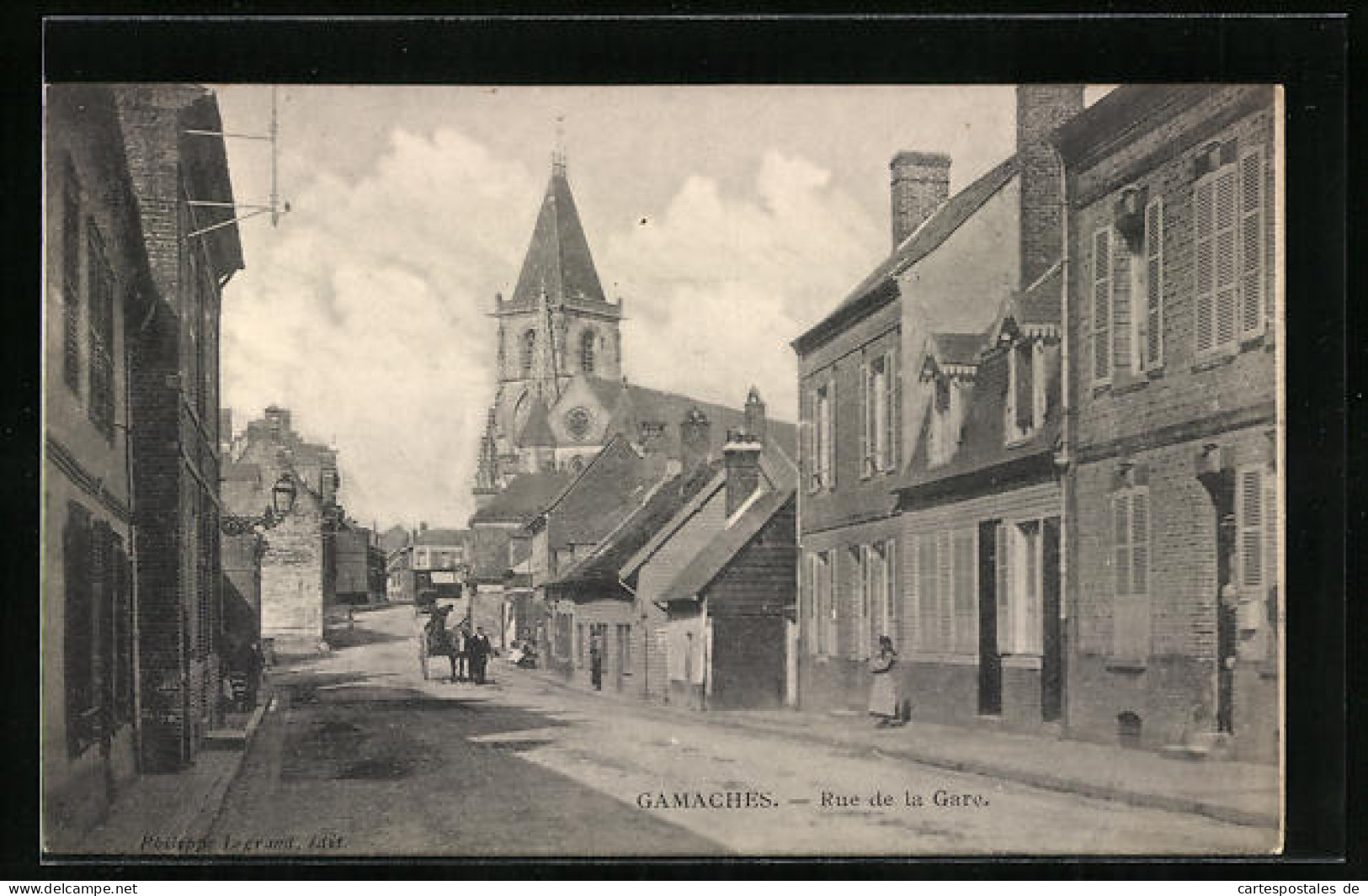 CPA Gamaches, Rue De La Gare, Vue De La Rue  - Autres & Non Classés