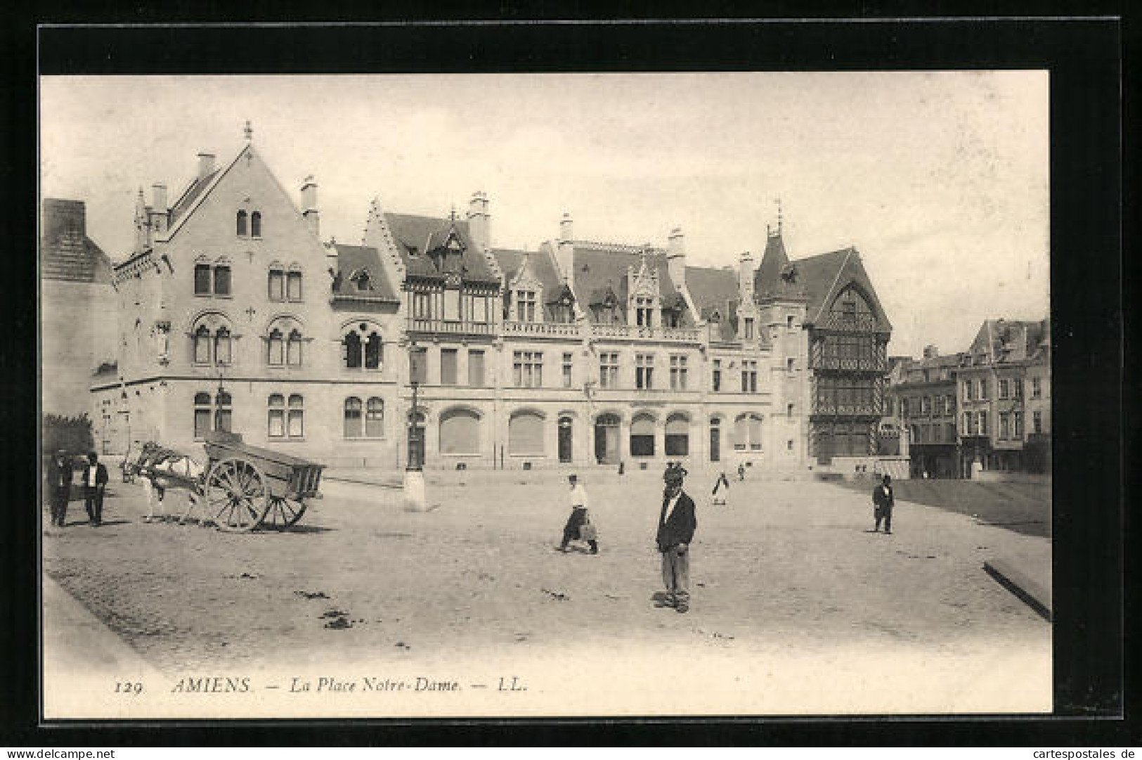 CPA Amiens, La Place Notre-Dame  - Amiens