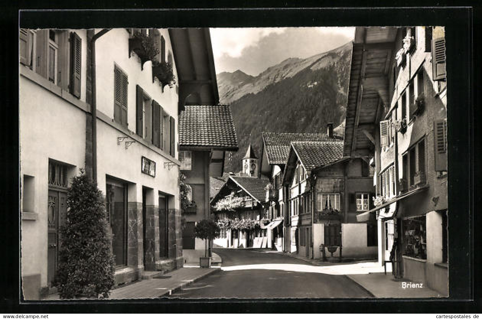 AK Brienz, Strassenpartie Mit Geschäft  - Brienz