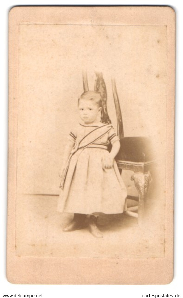 Fotografie Hermann Ramm, Hannover, Cellerstr. 57, Kleines Kind Im Modischen Kleid  - Personnes Anonymes