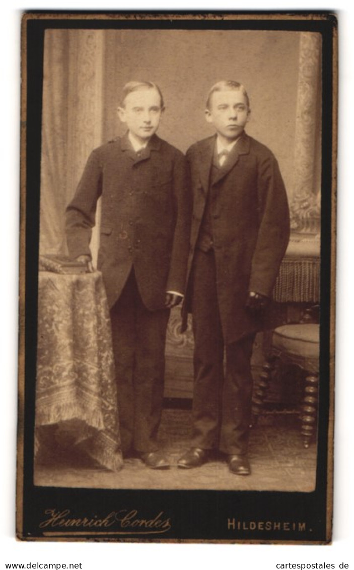 Fotografie Heinrich Cordes, Hildesheim, Neue Osterstr. 19, Zwei Junge Männer In Anzügen  - Personnes Anonymes