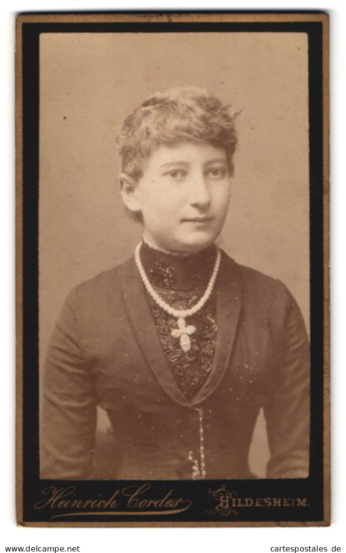 Fotografie Heinrich Cordes, Hildesheim, Neue Osterstr. 19, Junge Dame Im Bestickten Kleid  - Personnes Anonymes