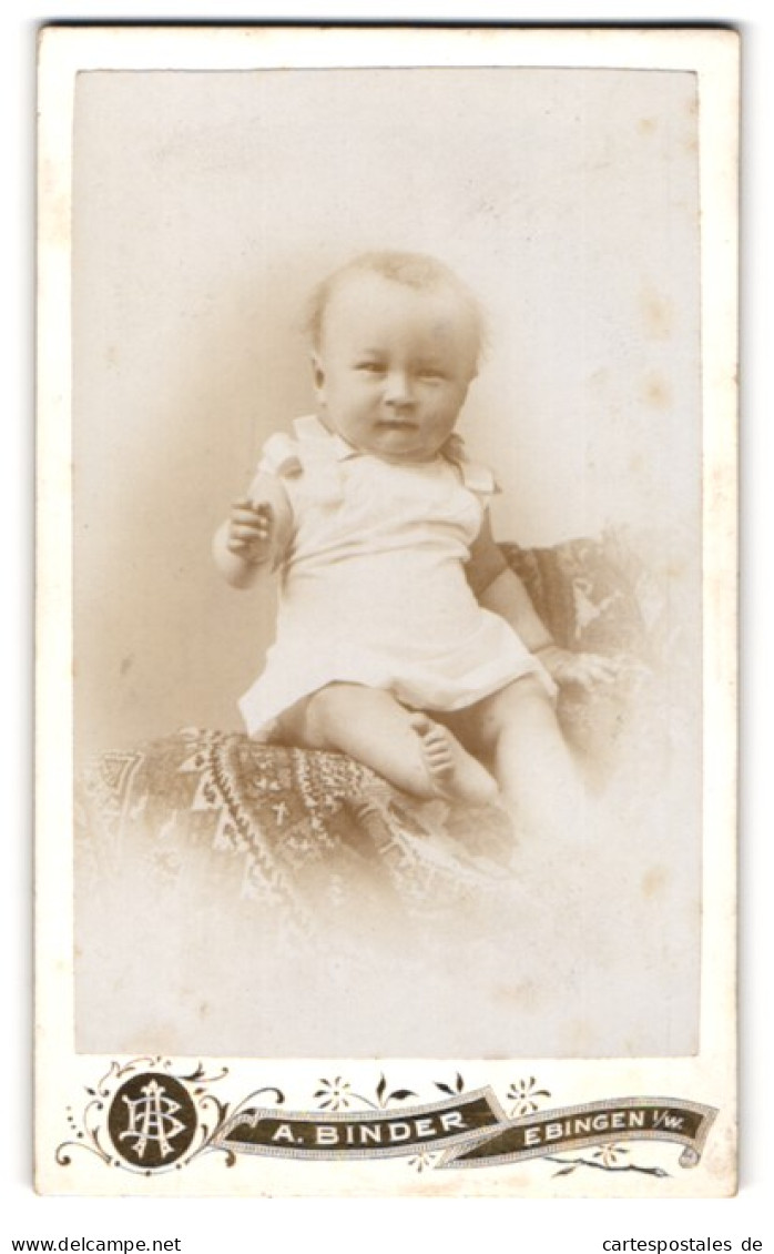 Fotografie August Binder, Ebingen, Bahnhofstr., Süsses Kleinkind Im Hemd Mit Nackigen Füssen  - Personas Anónimos