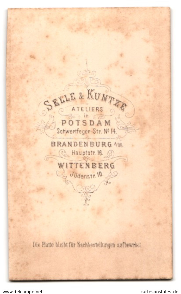 Fotografie Selle & Kuntze, Potsdam, Schwertfeger-St. 14, Kleines Kind Im Karierten Kleid  - Personnes Anonymes