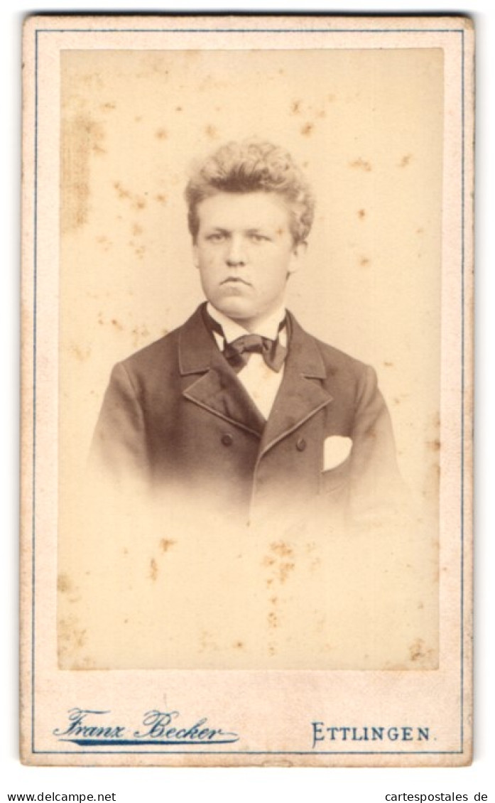 Fotografie Franz Becker, Ettlingen, Junger Mann Mit Krawattenschleife  - Personnes Anonymes