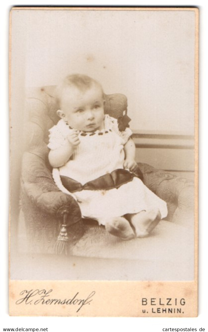 Fotografie H. Zernsdorf, Belzig, Sandbergerstr. 23, Staunendes Baby Im Sessel Sitzend  - Personnes Anonymes