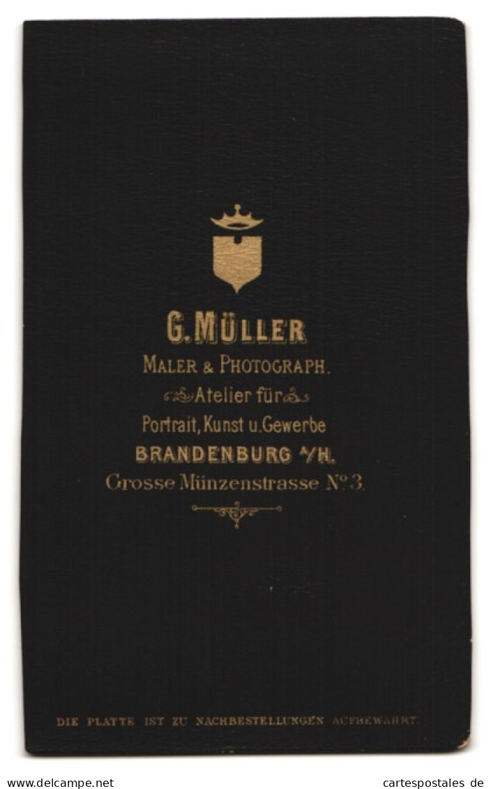 Fotografie G. Müller, Brandenburg A. H., Grosse Münzenstr. 3, Selbstbewusste Junge Dame Vor Studiokulisse  - Personnes Anonymes