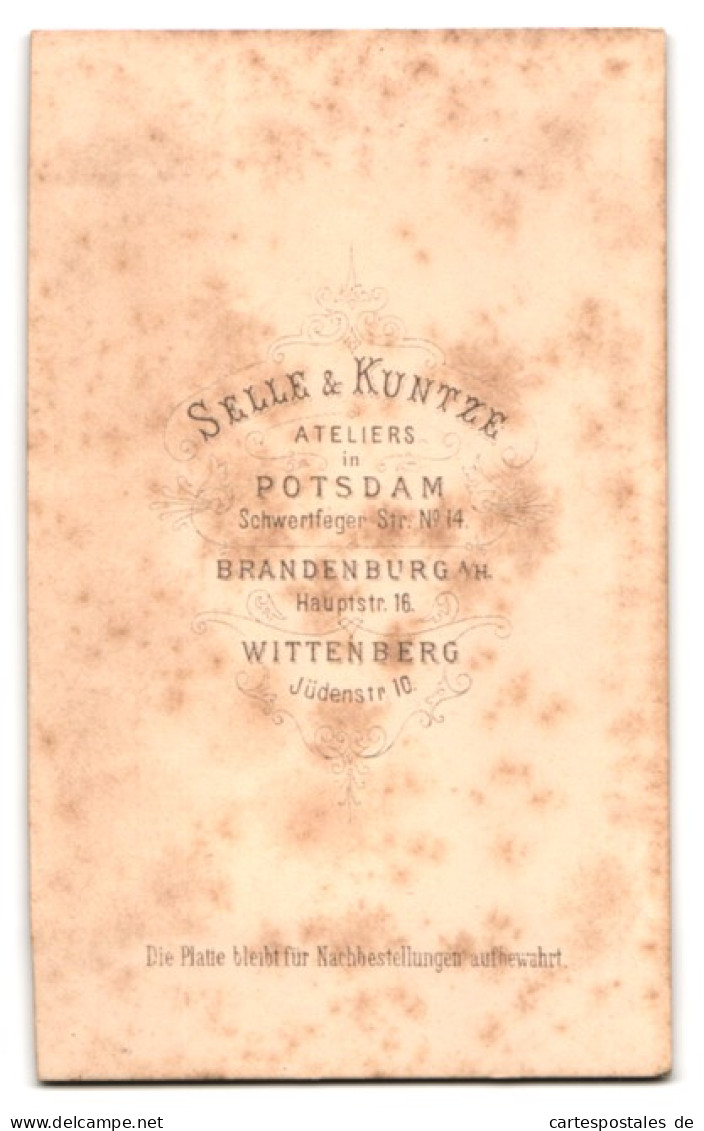 Fotografie Selle & Kuntze, Potsdam, Schwertfeger Str. 14, Junge Frau Mit Schleife Am Kragen  - Personnes Anonymes