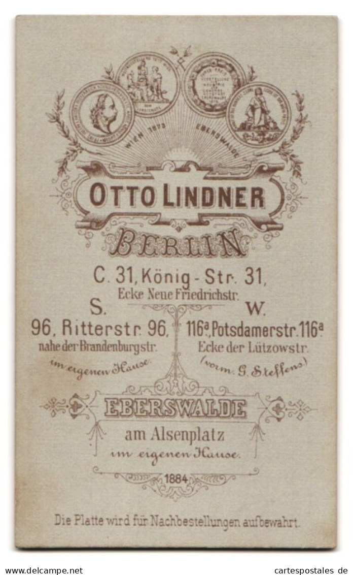 Fotografie Otto Lindner, Berlin, König-Str. 31, Junge Frau Mit Uhrenkette Am Kleid  - Personnes Anonymes