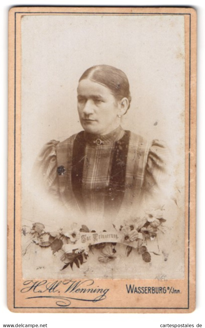 Fotografie Hermes Al. Wenning, Wasserburg A. Inn, Tränkegasse 1, Portrait Einer Dame Im Karierten Kleid  - Personas Anónimos