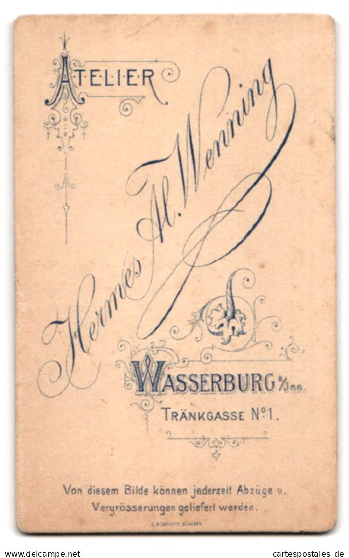 Fotografie Hermes Al. Wenning, Wasserburg A. Inn, Tränkegasse 1, Portrait Einer Dame Im Karierten Kleid  - Personnes Anonymes