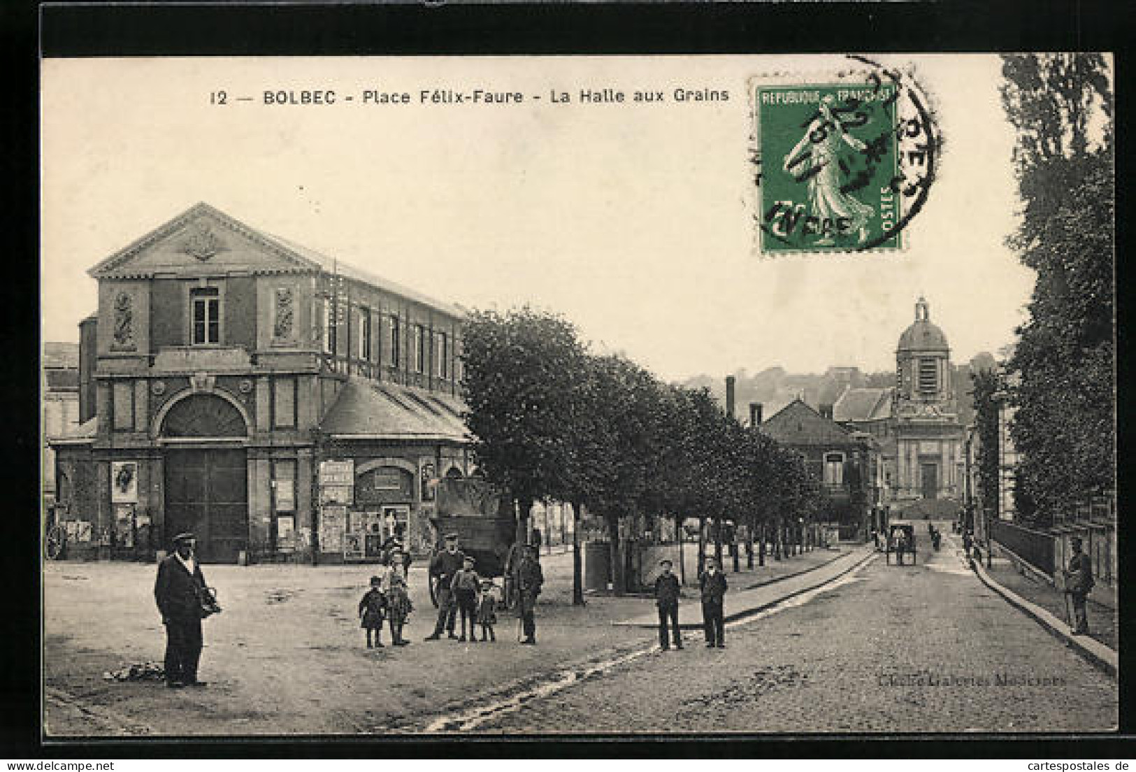 CPA Bolbec, Place Félix-Faure - La Halle Aux Grains  - Bolbec