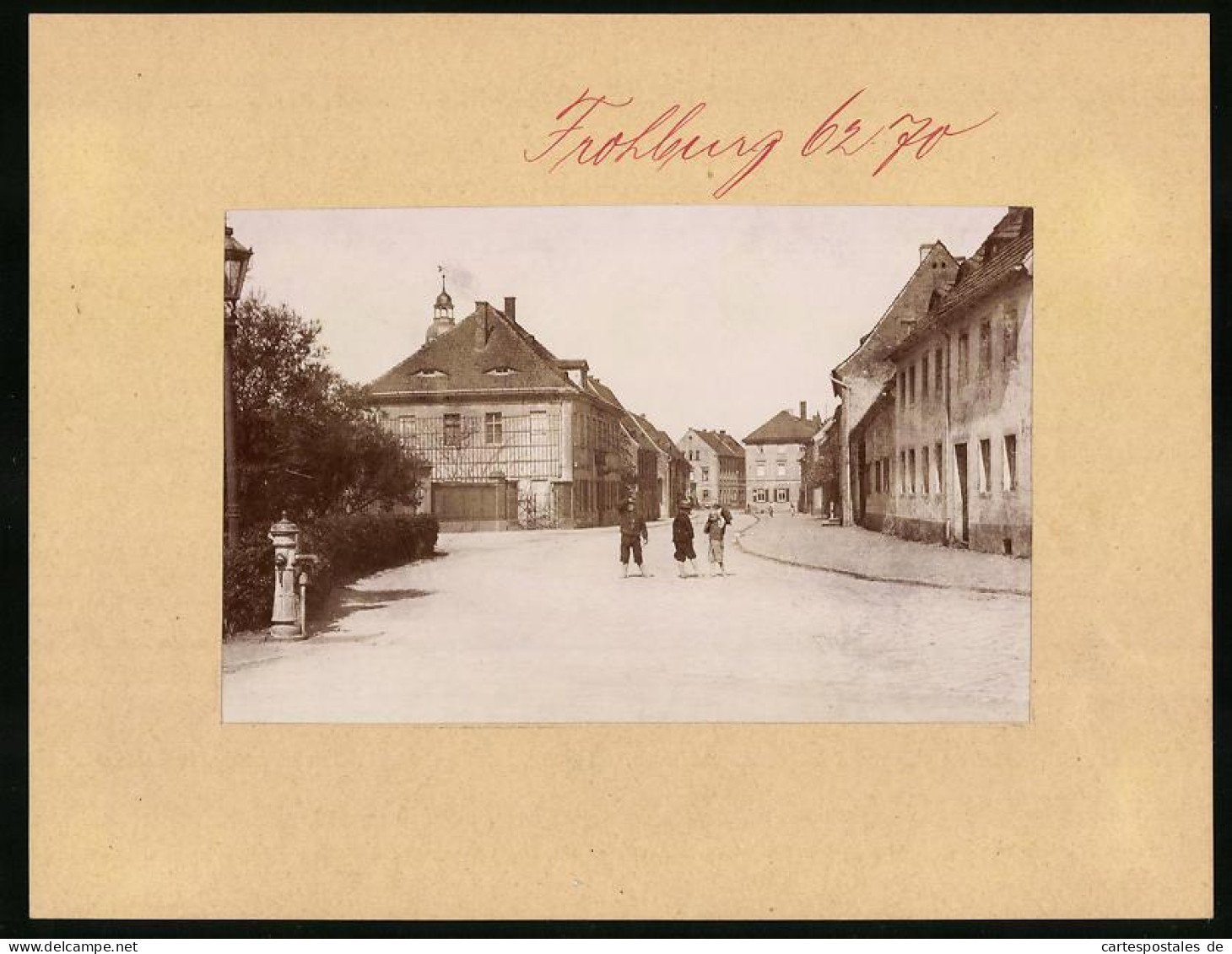 Fotografie Brück & Sohn Meissen, Ansicht Frohburg, Strassenansicht Mit Wohnhäusern & Wasserpumpe  - Lieux