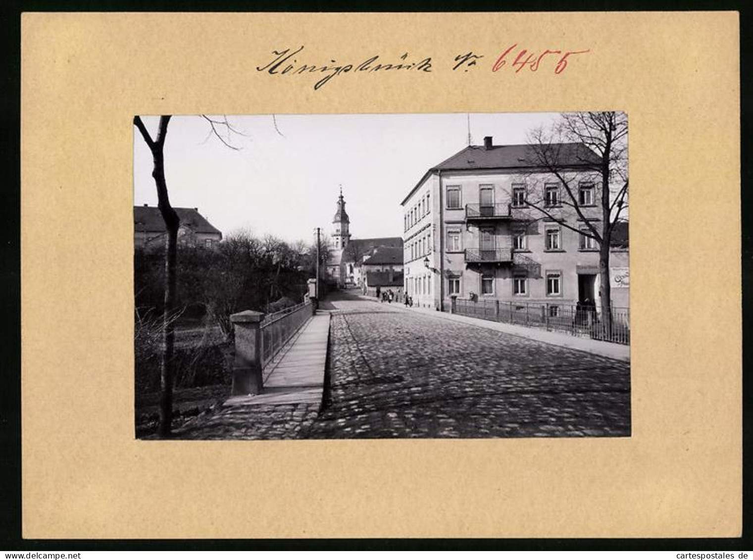 Fotografie Brück & Sohn Meissen, Ansicht Königsbrück, Strassenansicht Mit Brücke & Blick Zur Kirche  - Orte