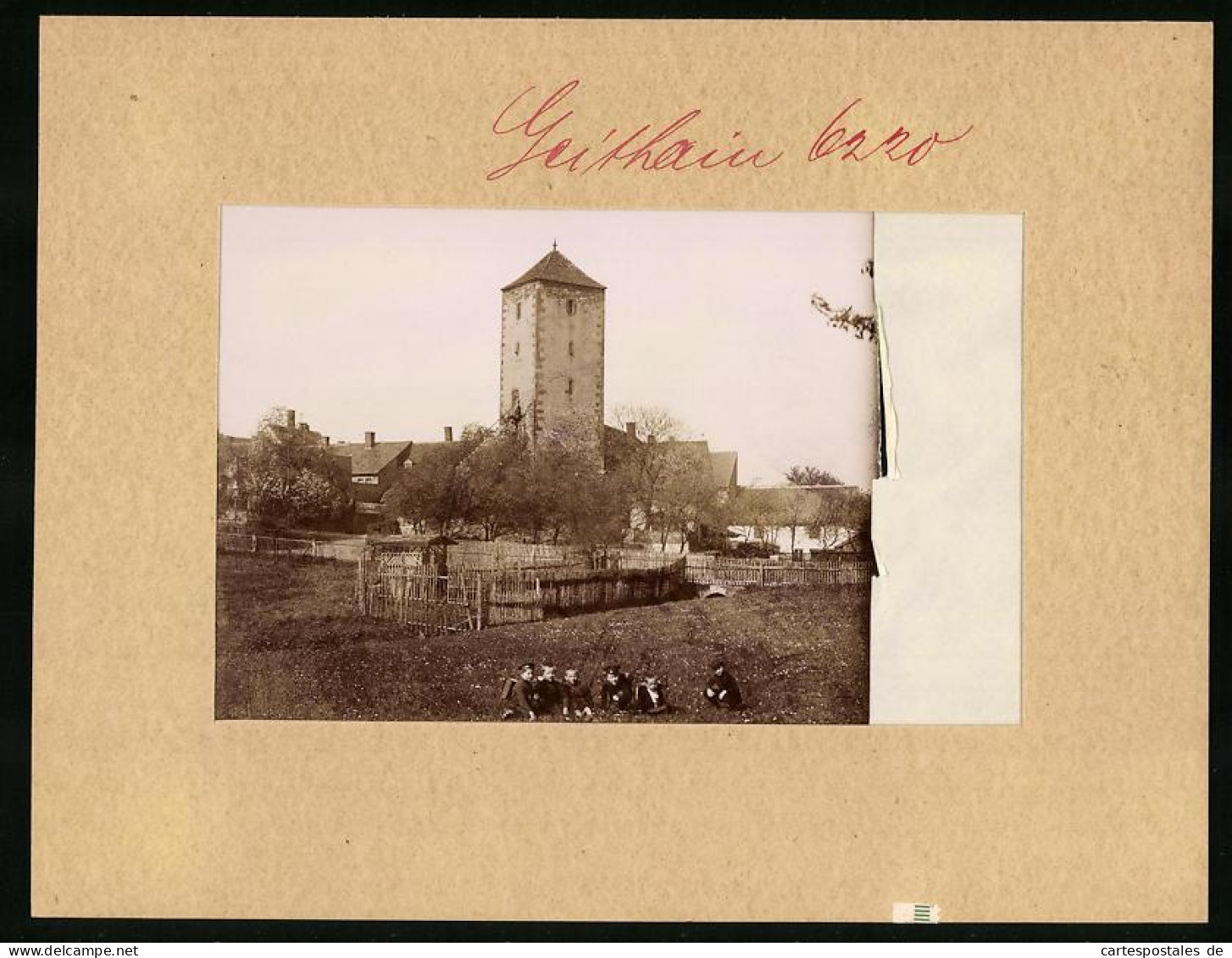 Fotografie Brück & Sohn Meissen, Ansicht Geithain, Blick Auf Den Pulverturm, Kinder Posieren Auf Wiese  - Orte