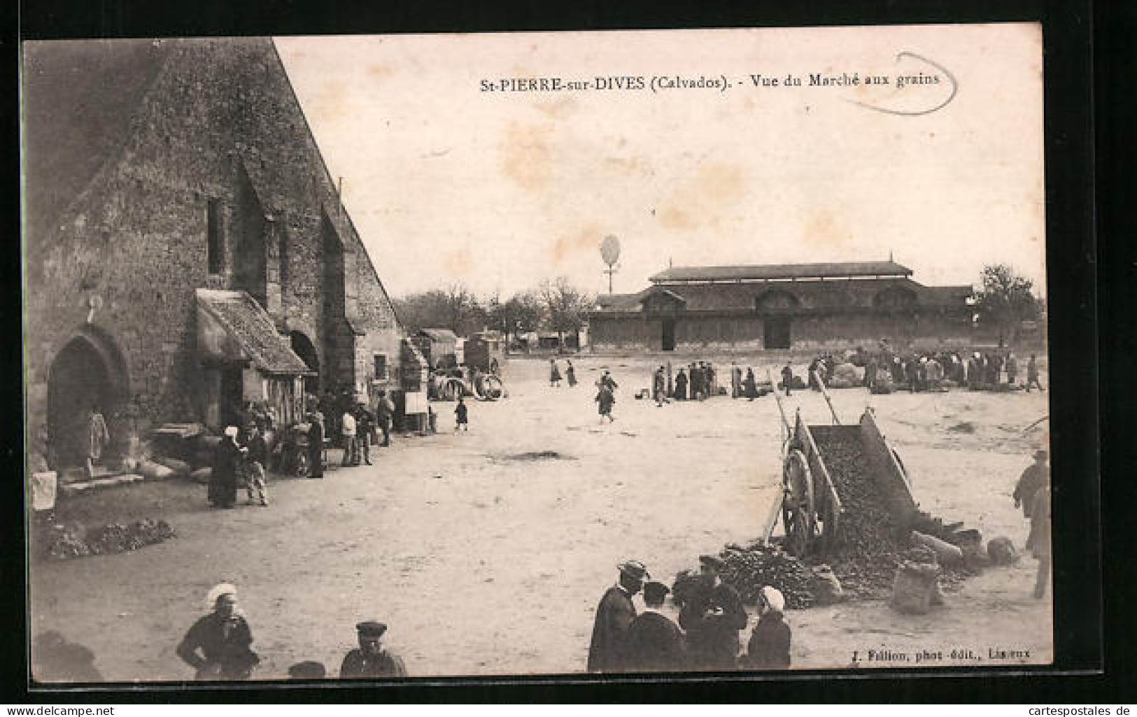 CPA St-Pierre-sur-Dives, Vue Du Marché Aux Grains  - Dives