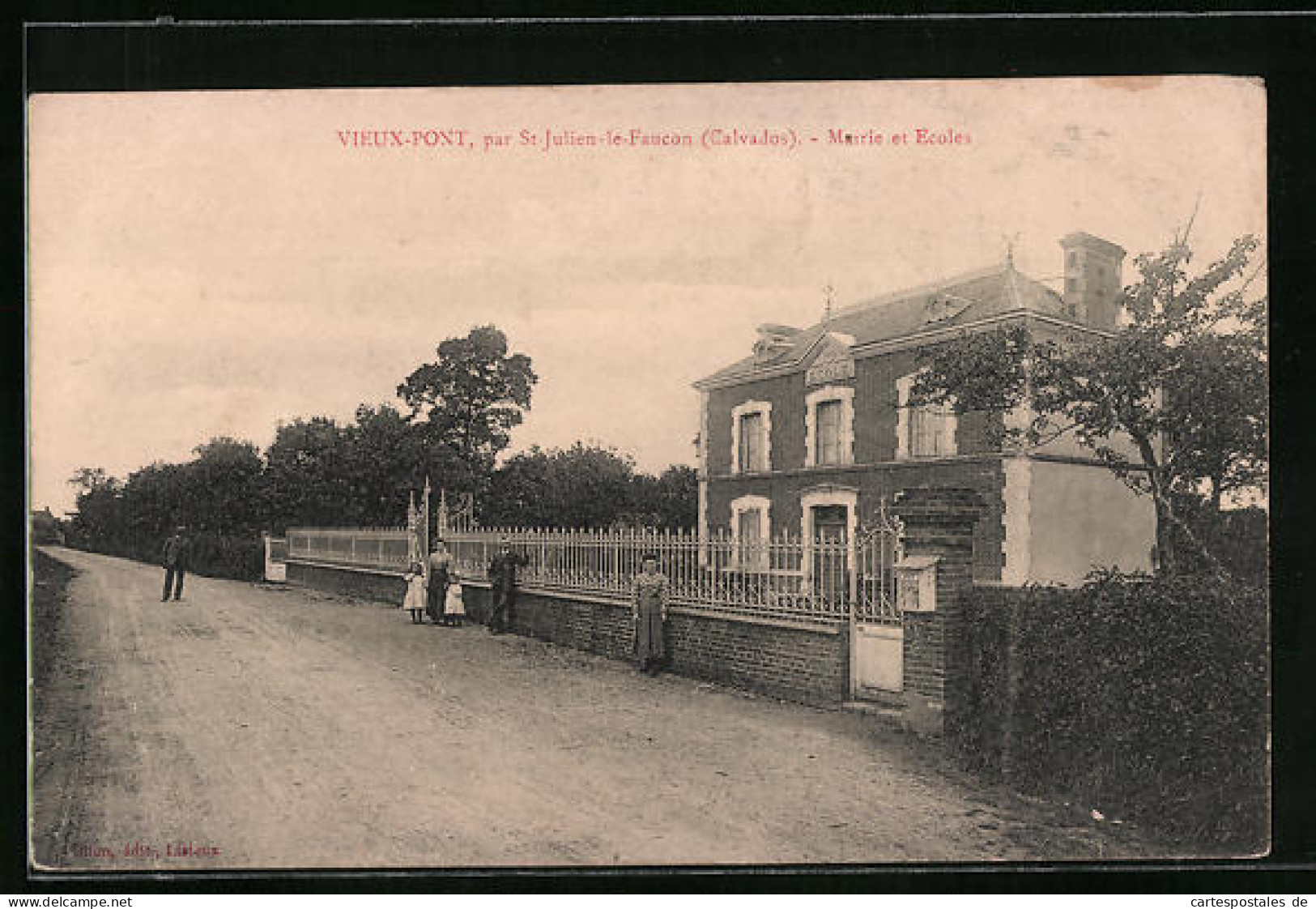 CPA Vieux-Pont, Mairie Et Ecoles  - Andere & Zonder Classificatie