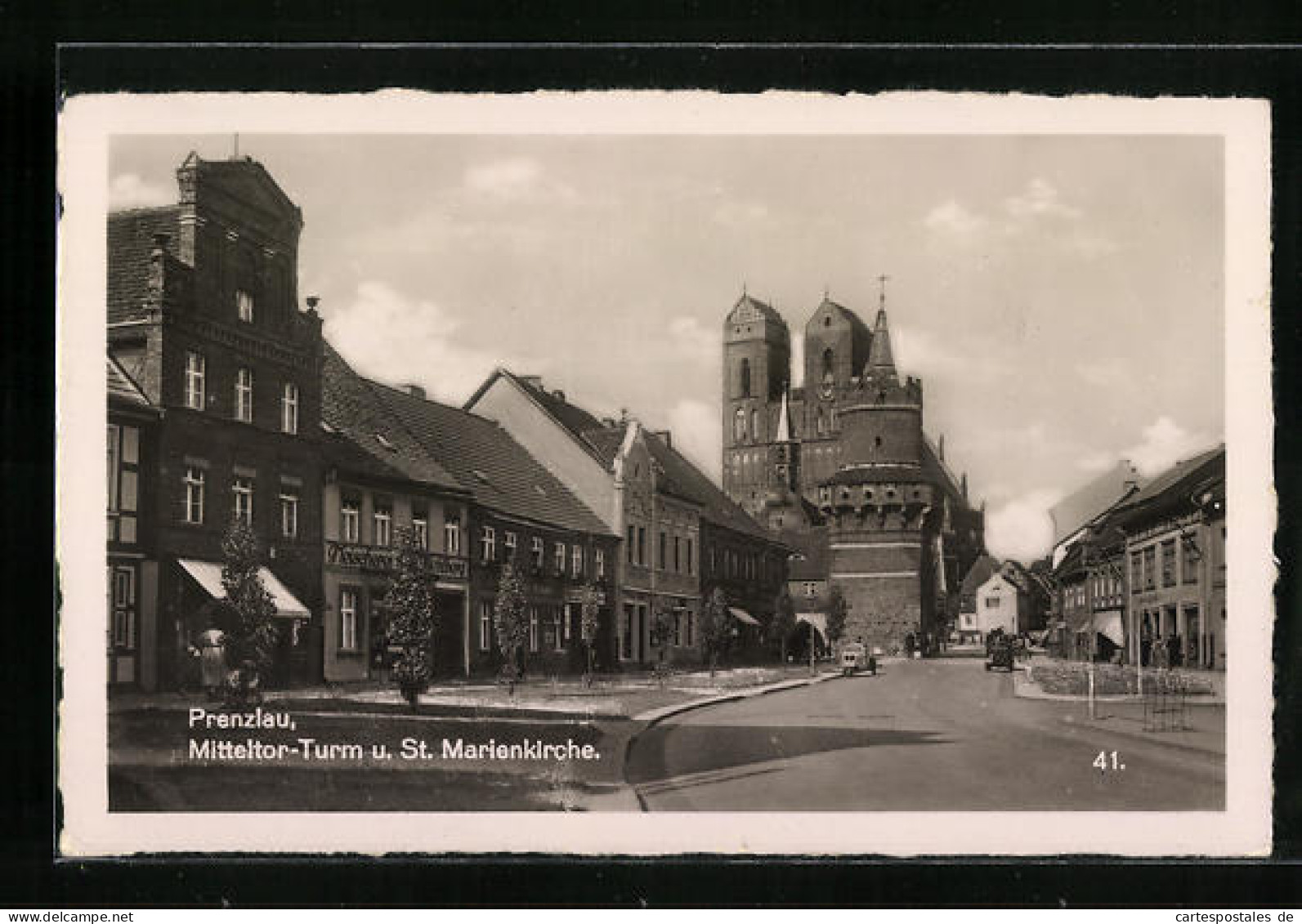 AK Prenzlau, Strasse Am Mitteltor-Turm Und St. Marienkirche  - Prenzlau