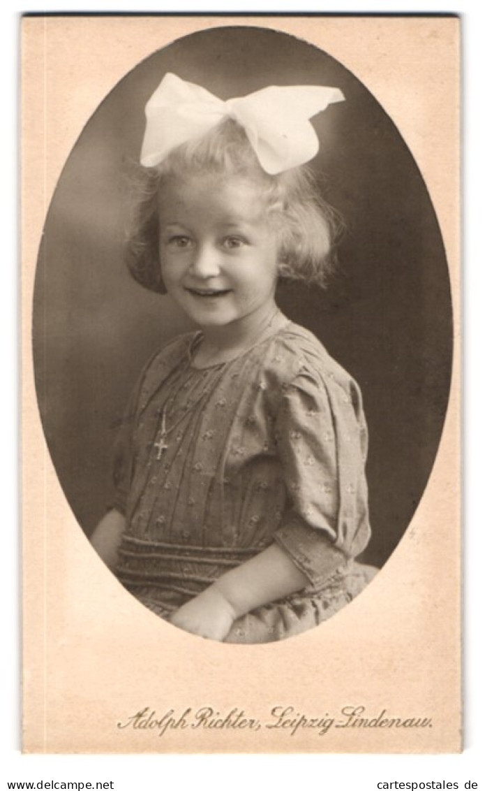 4 Fotografien Adolph Richter, Leipzig-Lindenau, Niedliches Blondes Mädchen Im Kleid Mit Haarschleife, Lächelt, 1916  - Anonymous Persons