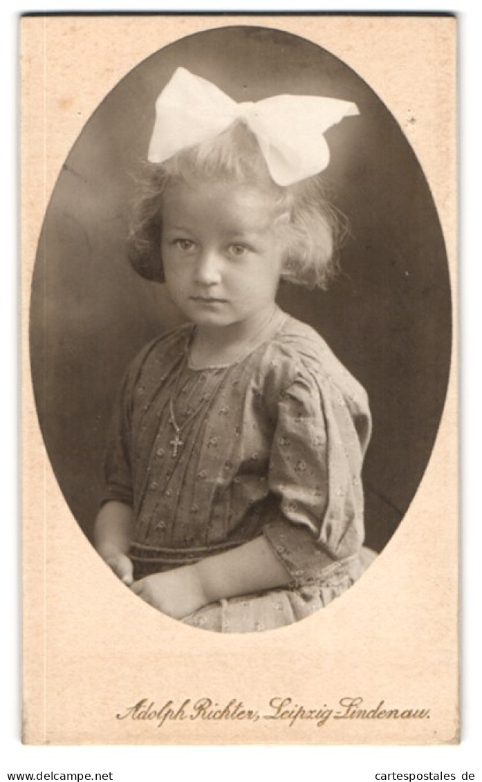 4 Fotografien Adolph Richter, Leipzig-Lindenau, Niedliches Blondes Mädchen Im Kleid Mit Haarschleife, Lächelt, 1916  - Anonymous Persons