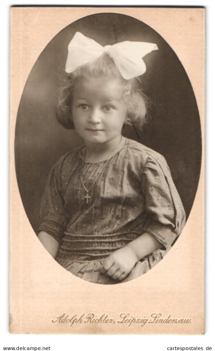 4 Fotografien Adolph Richter, Leipzig-Lindenau, Niedliches Blondes Mädchen Im Kleid Mit Haarschleife, Lächelt, 1916  - Anonyme Personen