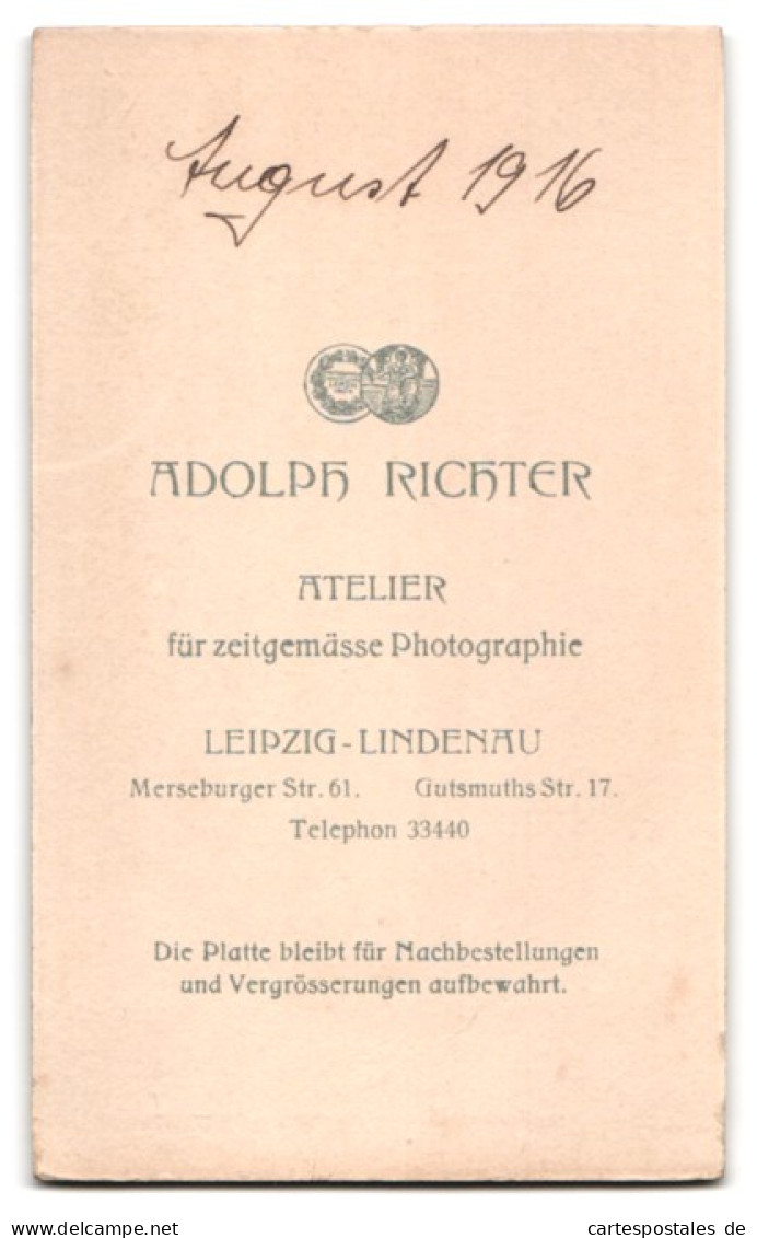 4 Fotografien Adolph Richter, Leipzig-Lindenau, niedliches blondes Mädchen im Kleid mit Haarschleife, Lächelt, 1916 