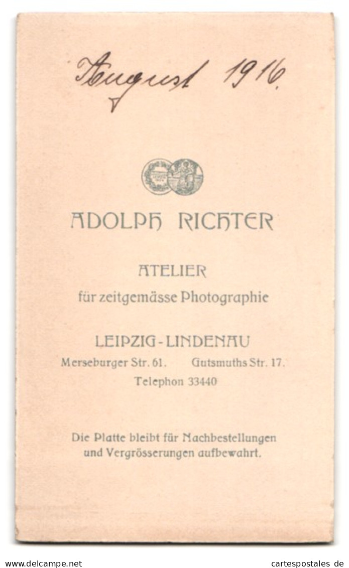 4 Fotografien Adolph Richter, Leipzig-Lindenau, niedliches blondes Mädchen im Kleid mit Haarschleife, Lächelt, 1916 