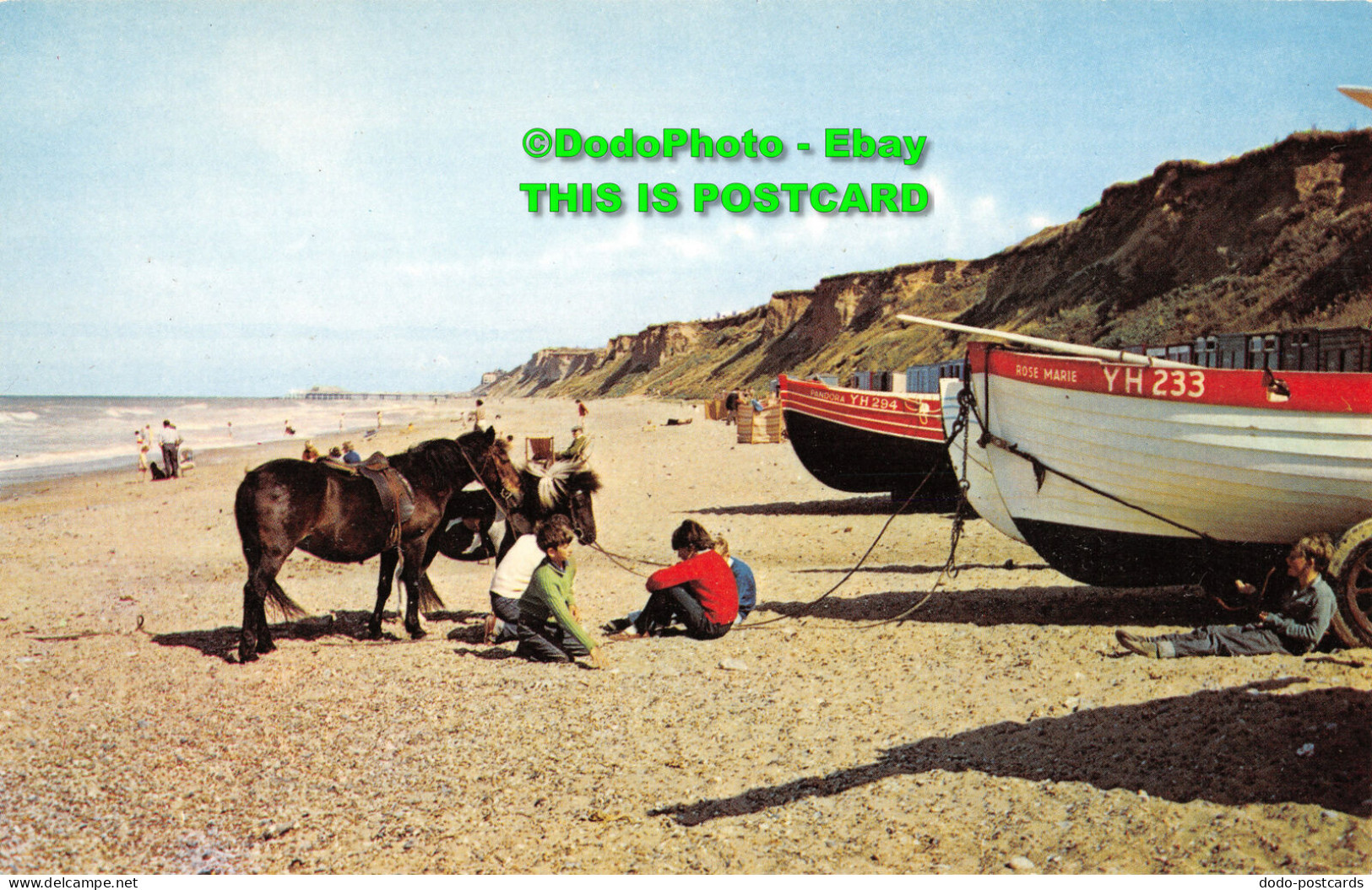 R347837 East Runton. The Beach And Cliffs. Postcard - World