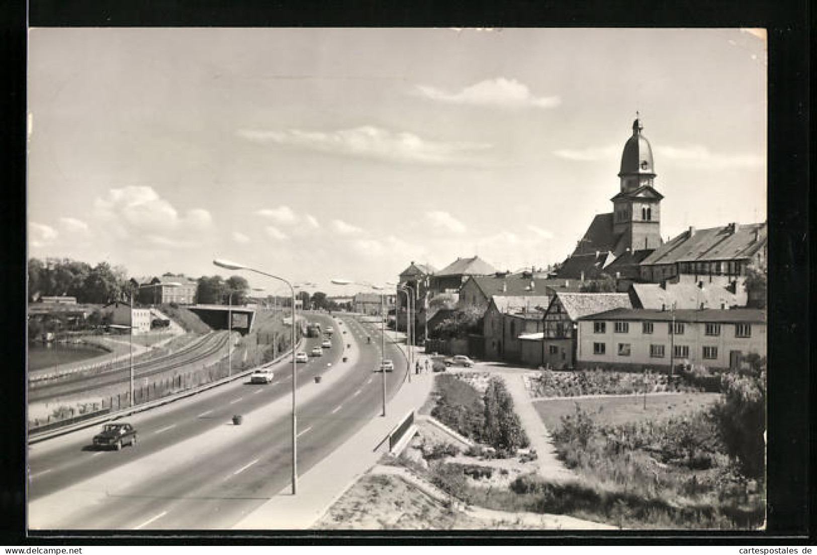 AK Waren /Müritz, Strassenpartie An Der Eisenbahn Und Kirche  - Waren (Mueritz)