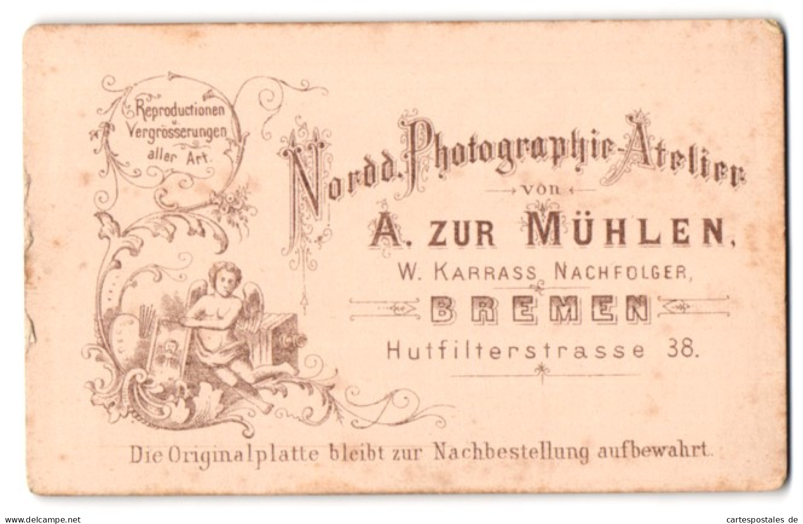 Fotografie A. Zur Mühlen, Bremen, Kleiner Engel Schwebt Vor Einer Plattenkamera Und Hält Fotografie In Der Hand  - Anonyme Personen