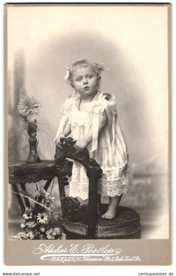 Fotografie E. Postlep, Berlin, Portrait Niedliches Kleines Mädchen Im Weissen Kleidchen Mit Haarschleifen  - Anonyme Personen