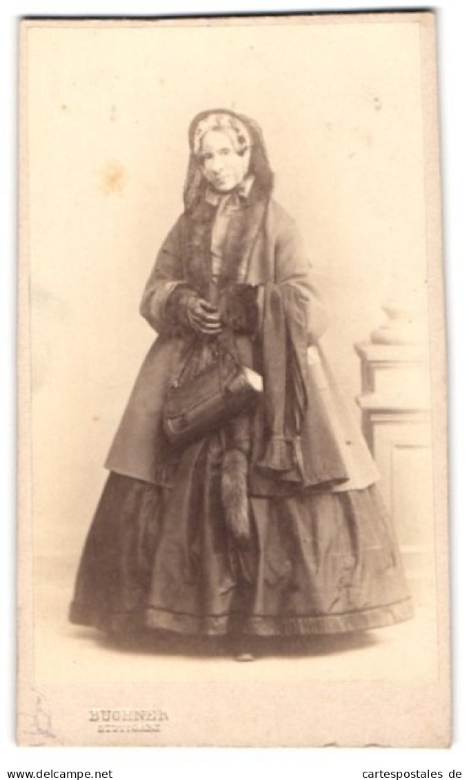 Fotografie Buchner, Stuttgart, Portrait Lady Whateley Aus Stuttgart Im Winterkleid Mit Handtasche  - Célébrités