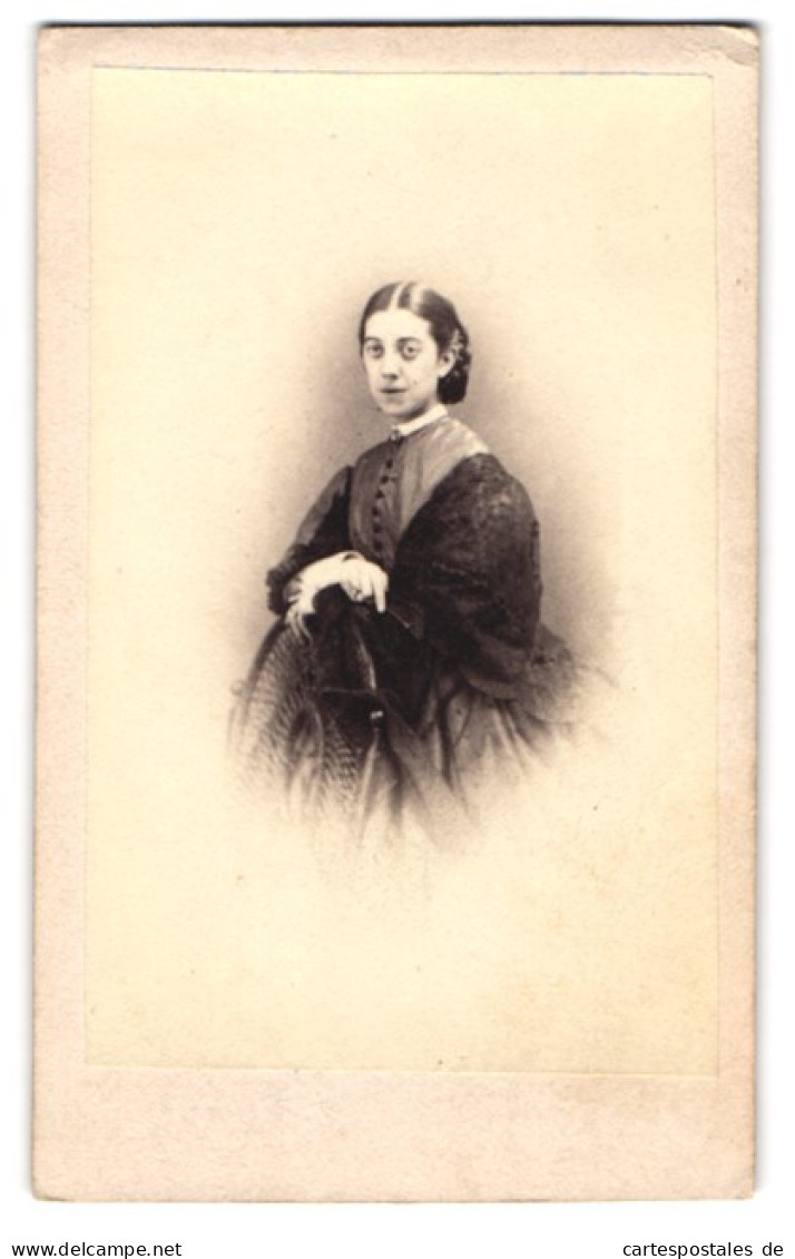 Fotografie Unbekannter Fotograf Und Ort, Junge Frau Anita Im Dunklen Kleid Mit Brosche, 1863  - Anonyme Personen