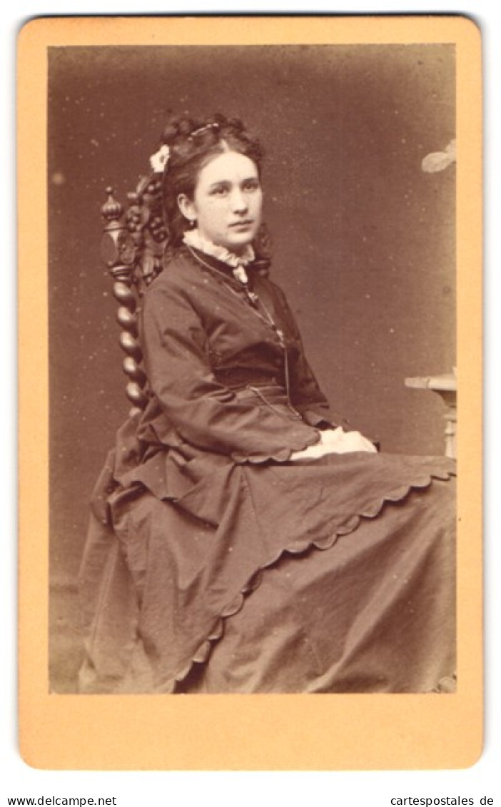 Fotografie J. Huck & Co., Bad Ems, Junge Frau Ketty Thiel Im Dunklen Kleid Mit Blume Im Haar, 1870  - Anonymous Persons