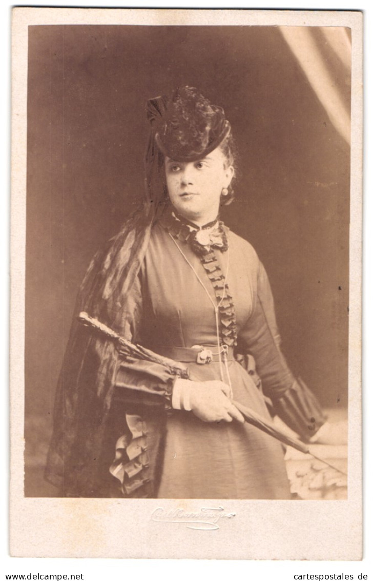 Fotografie Unbekannter Fotograf Und Ort, Portrait Junge Frau Elise Hoelz Im Kleid Mit Schirm Und Hut, 1870  - Anonyme Personen