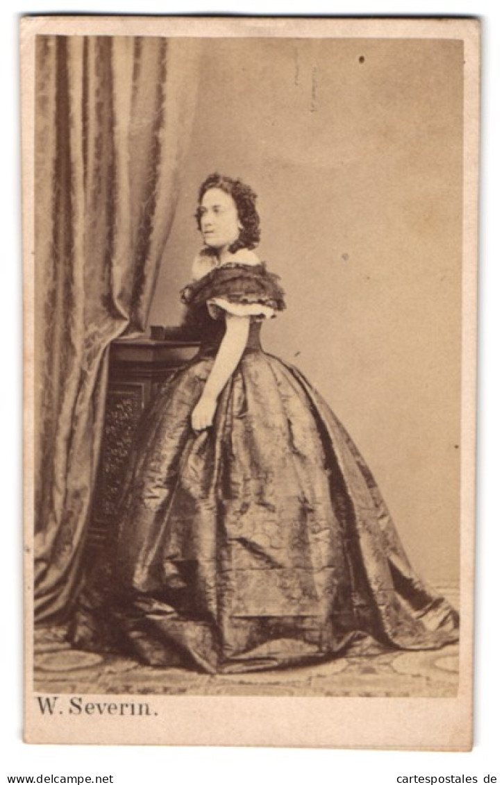 Fotografie W. Severin, Düsseldorf, Junge Dame Im Seidenen Schulterfreien Kleid Mit Locken, 1863  - Anonyme Personen