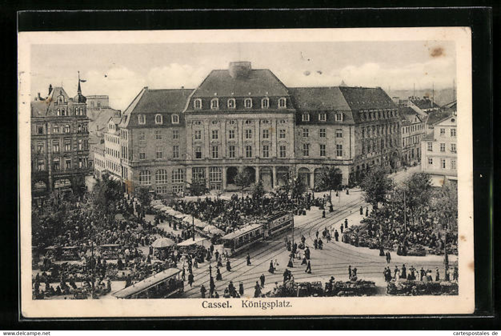 AK Cassel, Strassenbahn Auf Dem Königsplatz Mit Passanten  - Tramways