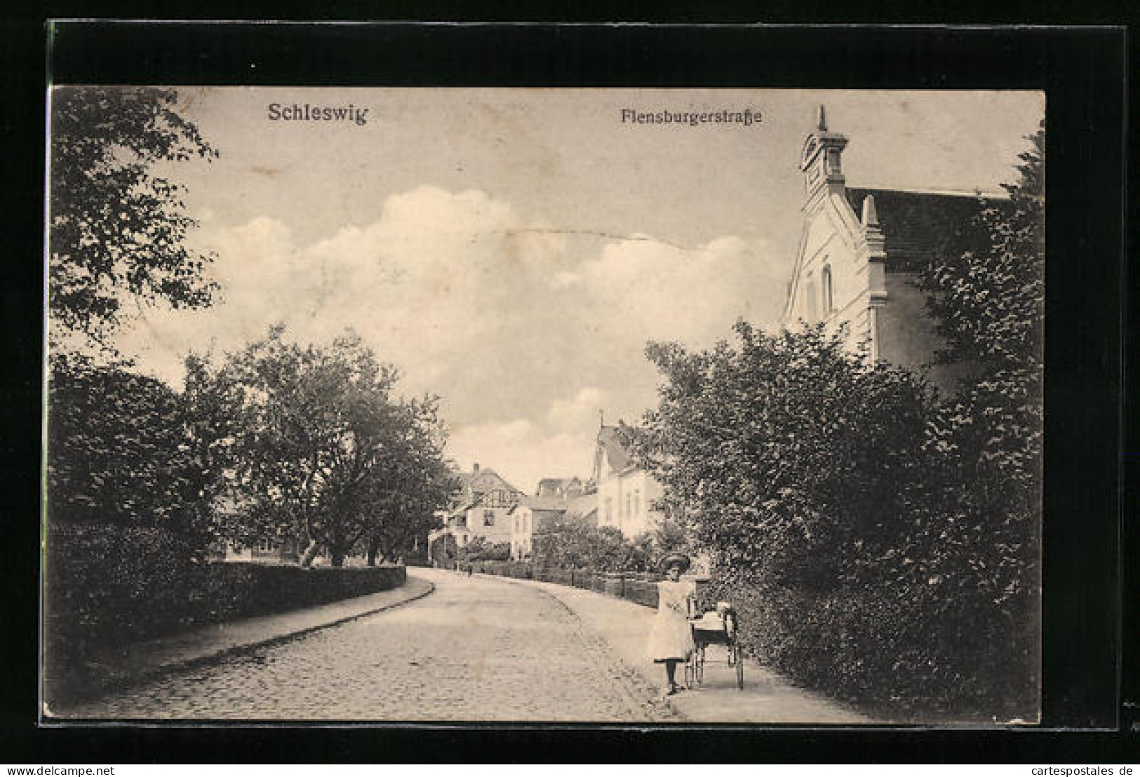 AK Schleswig, Passantin Auf Der Flensburgerstrasse  - Schleswig
