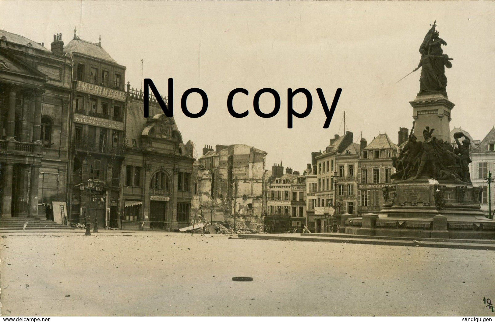 CARTE PHOTO ALLEMANDE  - LA PLACE DE SAINT QUENTIN AISNE - GUERRE 1914 1918 - War 1914-18