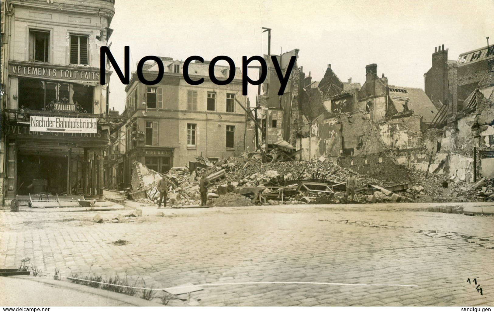 CARTE PHOTO ALLEMANDE  - COMMERCE ET SOLDATS DANS LES RUINES DE SAINT QUENTIN AISNE - GUERRE 1914 1918 - Oorlog 1914-18